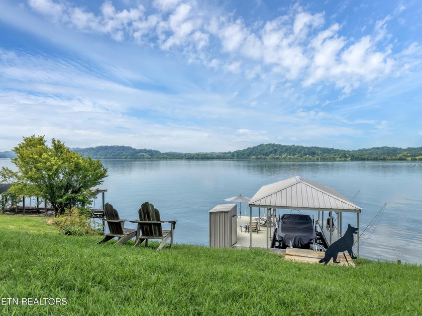 Welcome to lakefront living at its finest! This beautifully - photo 7