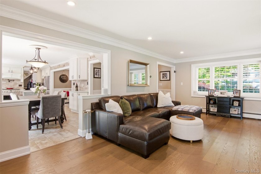 Beautifully renovated &amp; expanded Colonial offering the perfect - photo 12