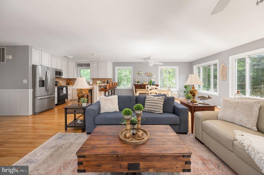 Welcome home to 103 Hillside Drive! Your private retreat in the - photo 16
