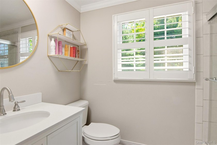 Beautifully renovated &amp; expanded Colonial offering the perfect - photo 25