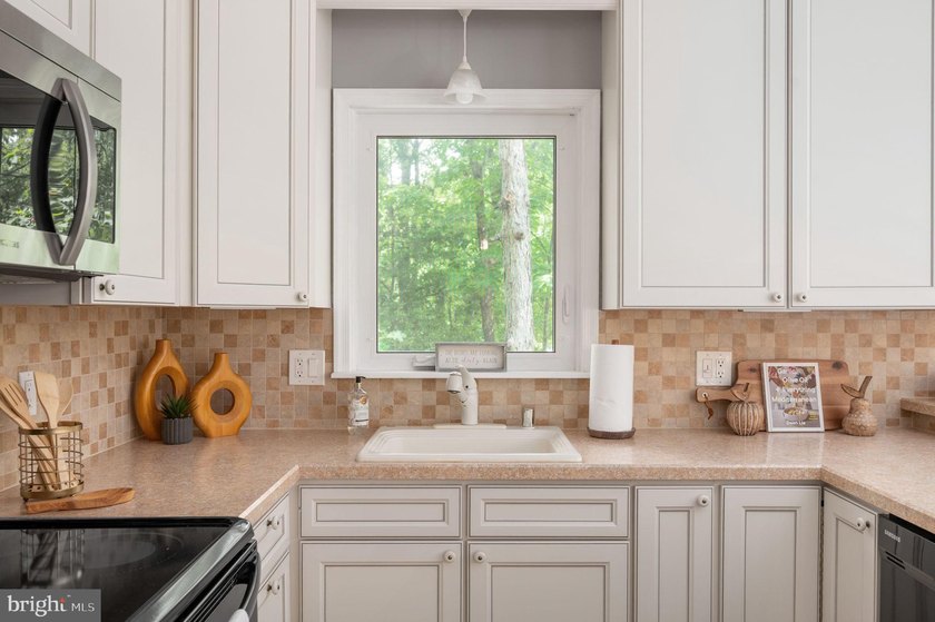 Welcome home to 103 Hillside Drive! Your private retreat in the - photo 27