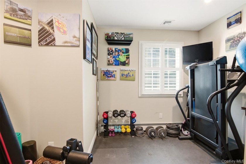Beautifully renovated &amp; expanded Colonial offering the perfect - photo 30