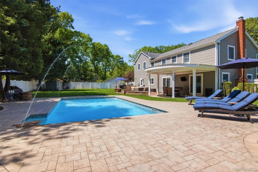 Beautifully renovated &amp; expanded Colonial offering the perfect - photo 31