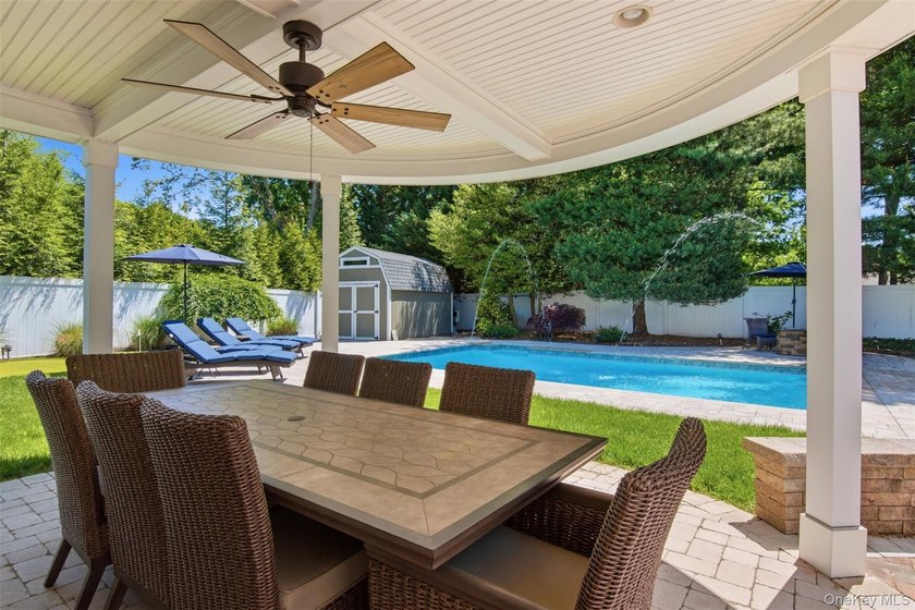 Beautifully renovated &amp; expanded Colonial offering the perfect - photo 32