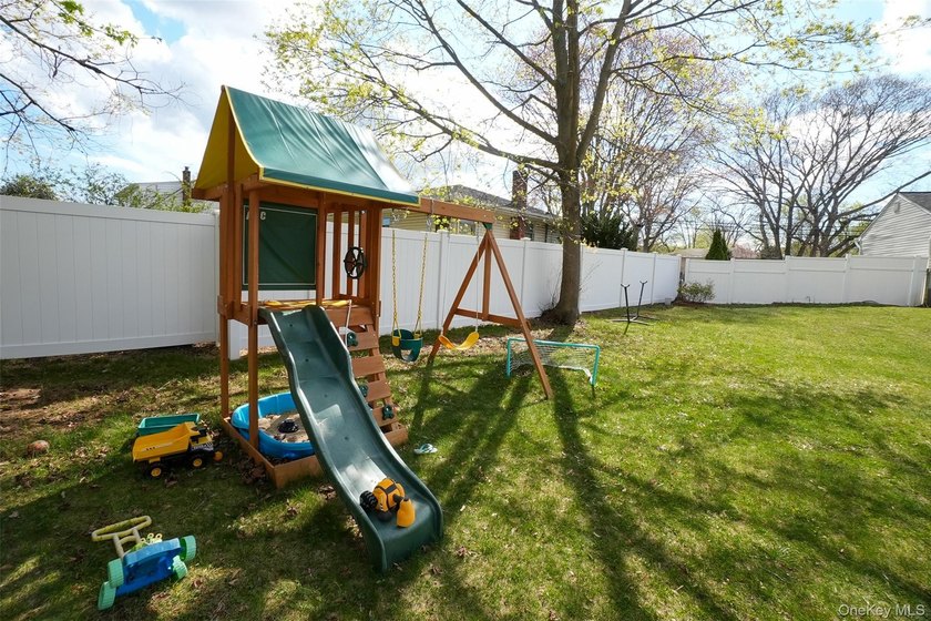 Beautifully maintained expanded ranch situated on nearly an acre - photo 33