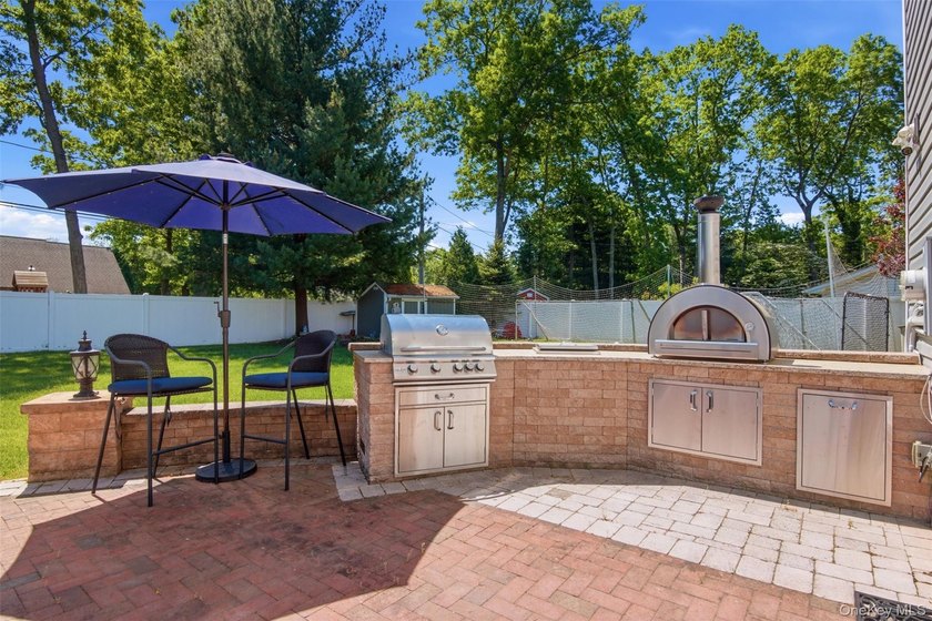 Beautifully renovated &amp; expanded Colonial offering the perfect - photo 38