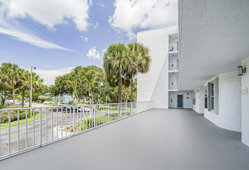 Beautifully renovated with stunning white tile, freshly painted - photo 6