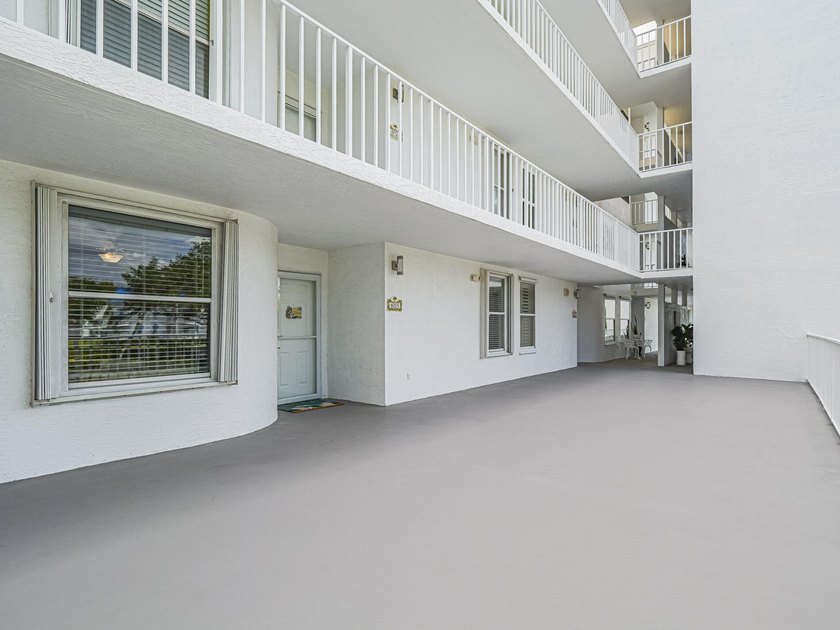 Beautifully renovated with stunning white tile, freshly painted - photo 7