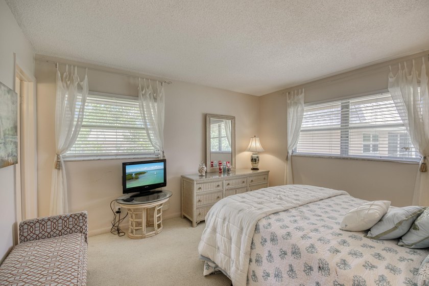 Terrific 55+ living! Extra bright end unit with beautiful golf - photo 10