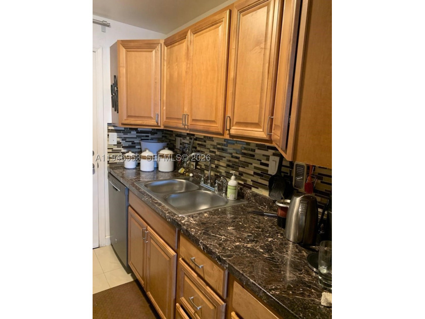 Updated fully furnished corner unit with 2 bedrooms, 1 bath and - photo 2