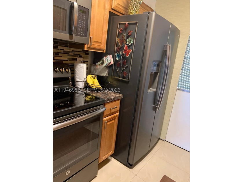 Updated fully furnished corner unit with 2 bedrooms, 1 bath and - photo 3