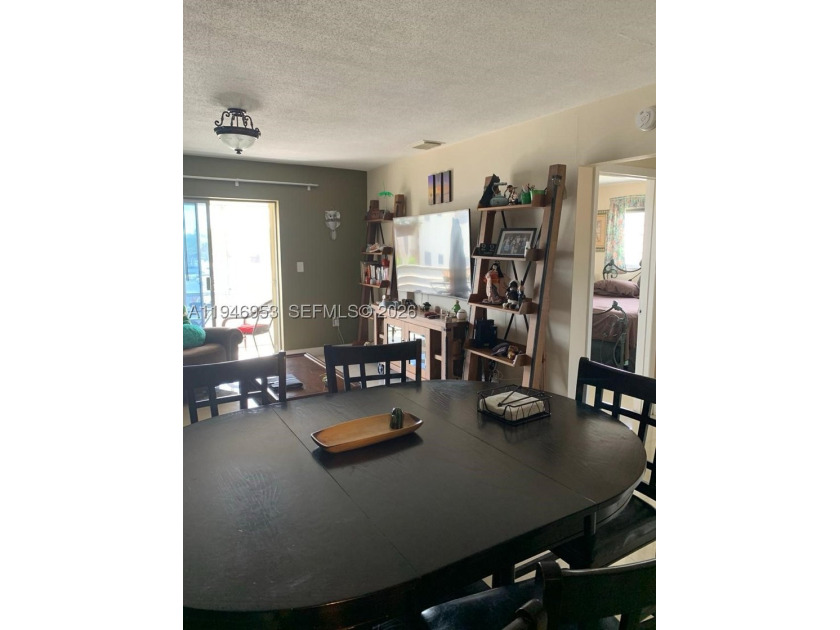 Updated fully furnished corner unit with 2 bedrooms, 1 bath and - photo 4