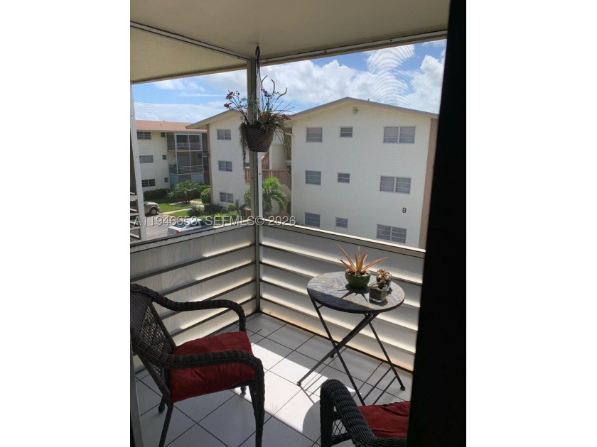 Updated fully furnished corner unit with 2 bedrooms, 1 bath and - photo 5