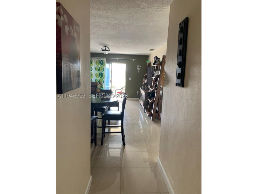 Updated fully furnished corner unit with 2 bedrooms, 1 bath and - photo 6