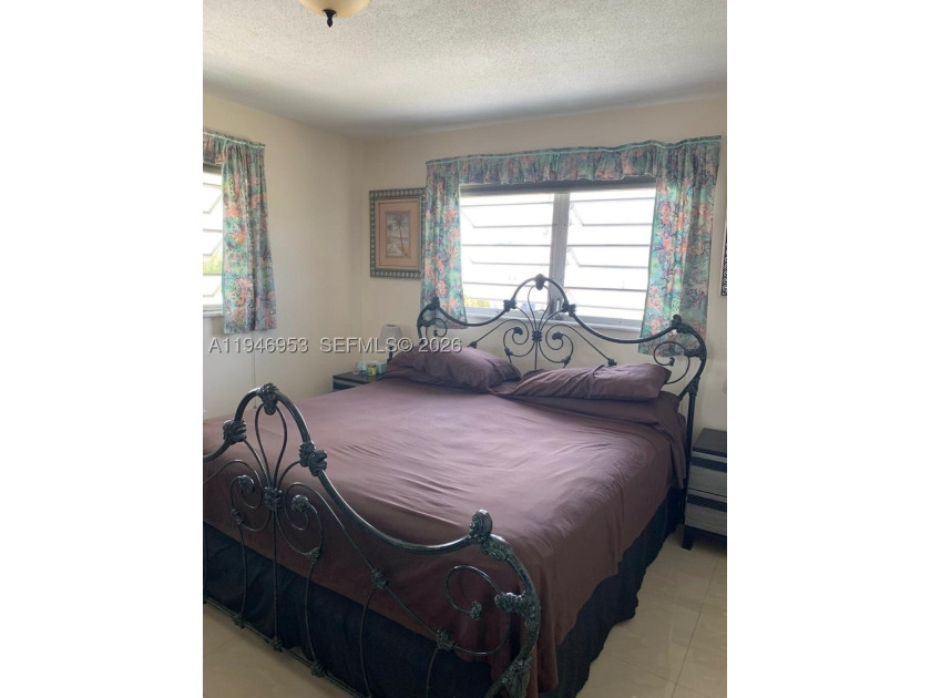 Updated fully furnished corner unit with 2 bedrooms, 1 bath and - photo 7