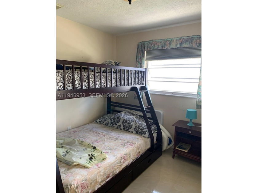 Updated fully furnished corner unit with 2 bedrooms, 1 bath and - photo 8