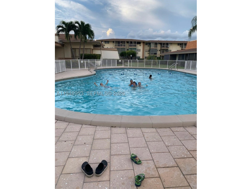 Updated fully furnished corner unit with 2 bedrooms, 1 bath and - photo 9
