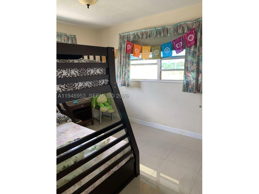 Updated fully furnished corner unit with 2 bedrooms, 1 bath and - photo 10