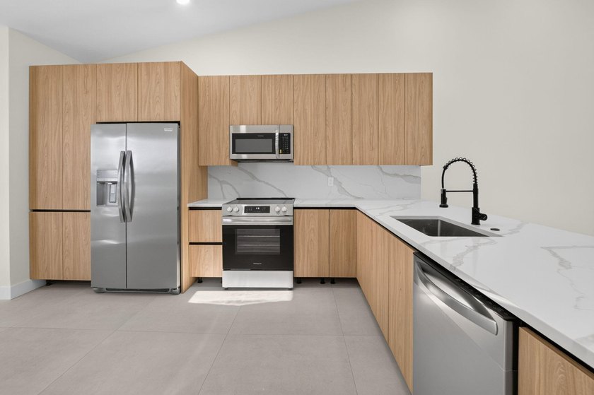 Welcome to this beautifully and completely remodeled - photo 7