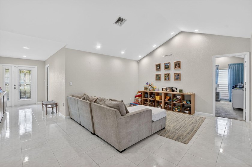 Welcome to this single-story residence in Boca Greens 5, Boca - photo 6