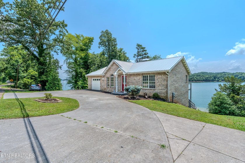 Welcome to 1413 Highway 139 in Dandridge, where breathtaking - photo 3