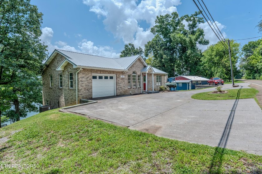 Welcome to 1413 Highway 139 in Dandridge, where breathtaking - photo 4