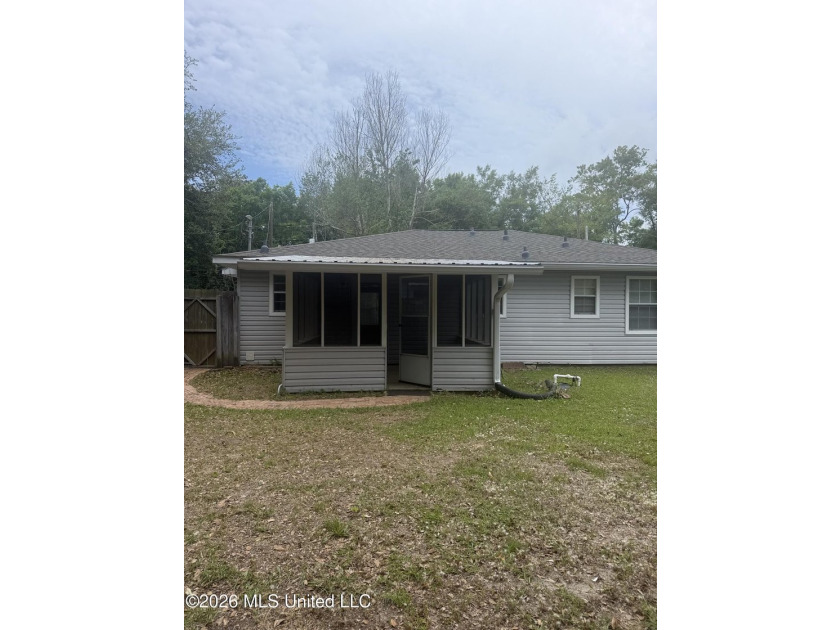 Well - Maintain 3 bedroom 1.5 bath home located in Gautier , MS - photo 2