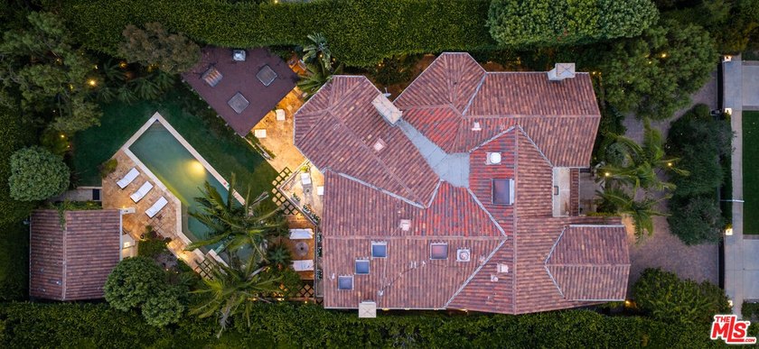 Set behind private gates with a circular driveway, this - photo 18