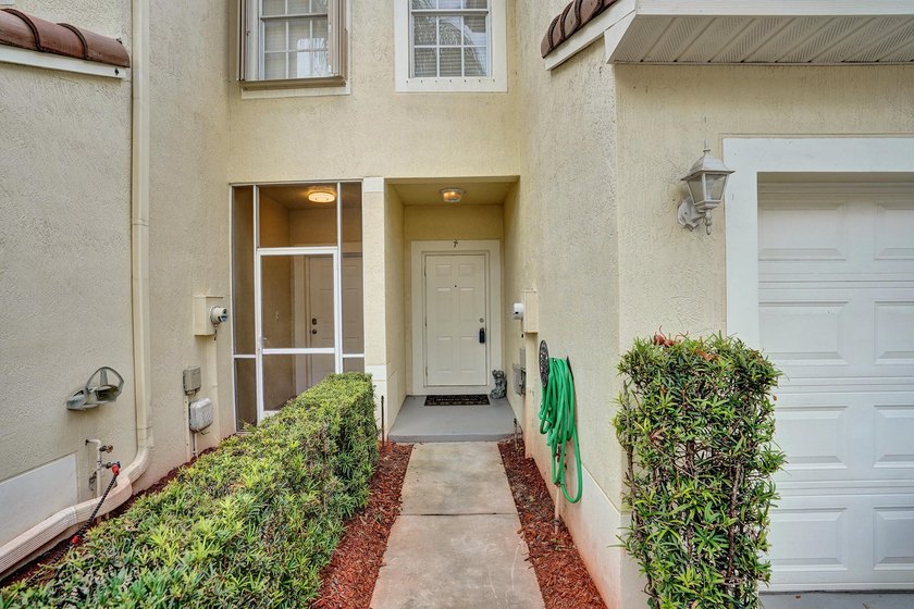 True 3-br move-in ready, well-maintained townhome with tile - photo 2