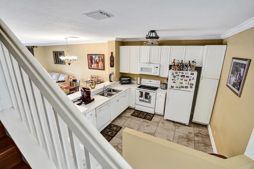 True 3-br move-in ready, well-maintained townhome with tile - photo 4