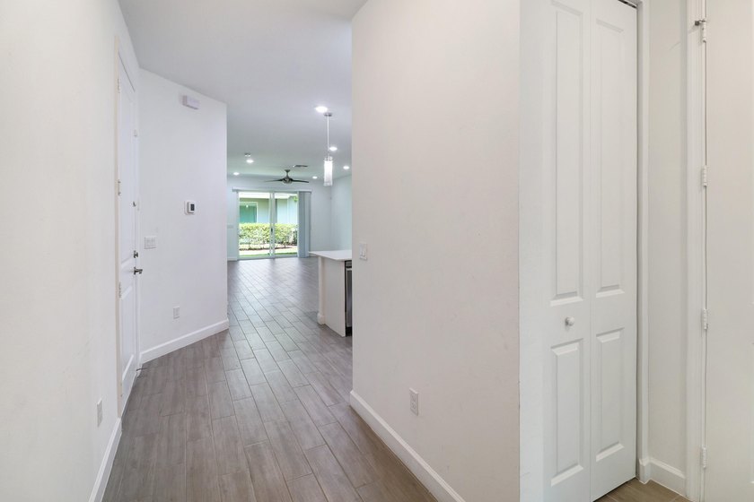 Near BRAND NEW modern 2-bedroom, 2-bathroom townhouse situated - photo 4