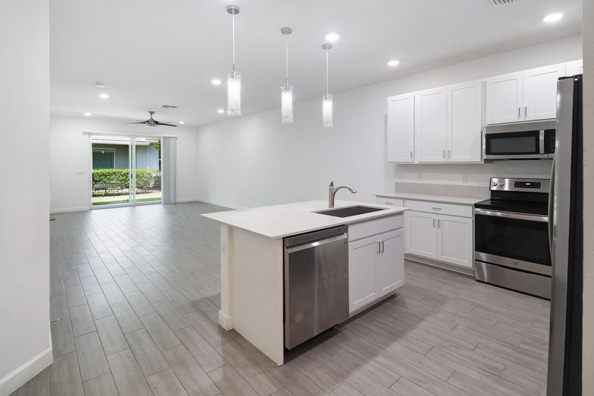 Near BRAND NEW modern 2-bedroom, 2-bathroom townhouse situated - photo 5