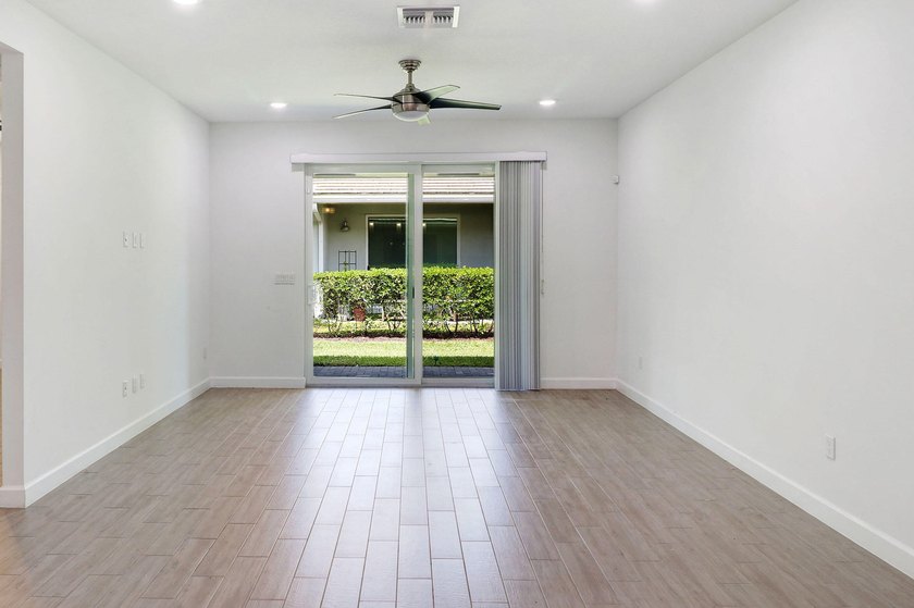 Near BRAND NEW modern 2-bedroom, 2-bathroom townhouse situated - photo 7