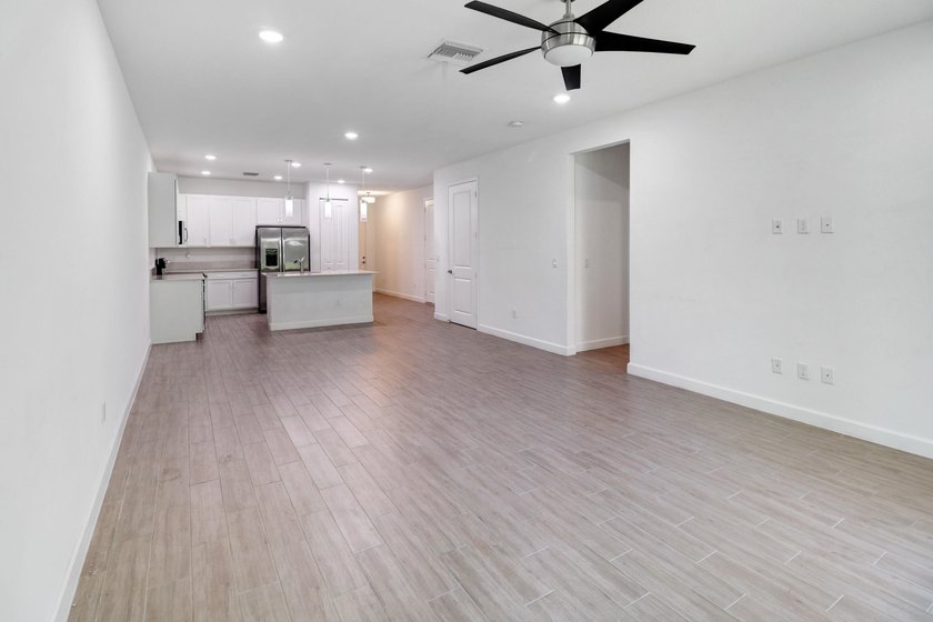 Near BRAND NEW modern 2-bedroom, 2-bathroom townhouse situated - photo 8