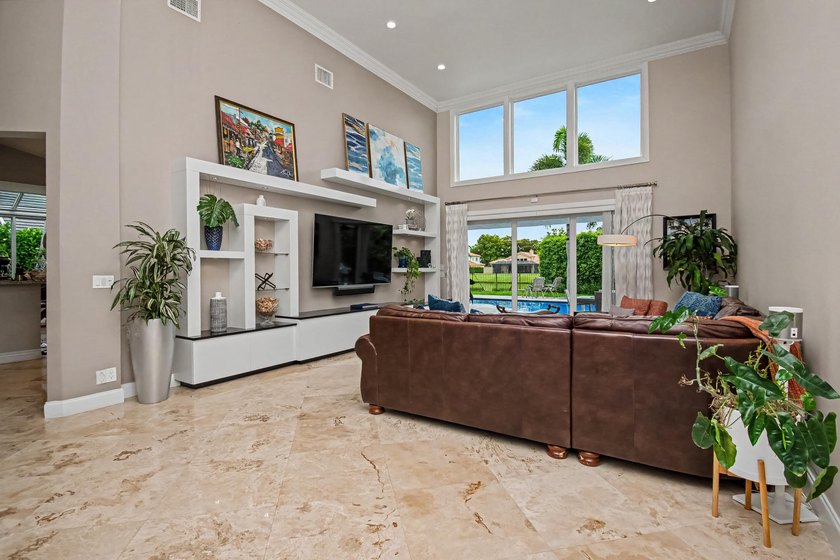 Rare Lakefront Opportunity in Glen Oaks at Colonnade! Situated - photo 3