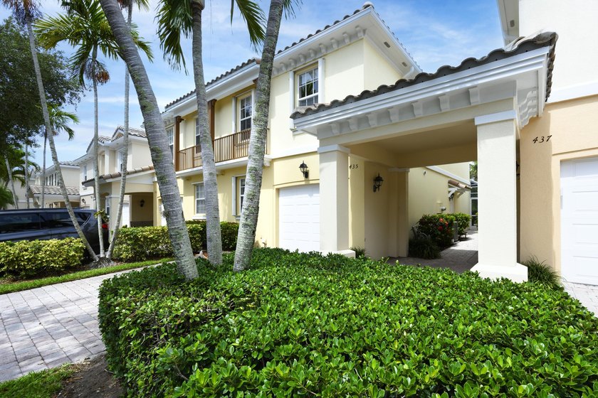 Welcome to Cataline Lakes! Single family attached with 3 - photo 2
