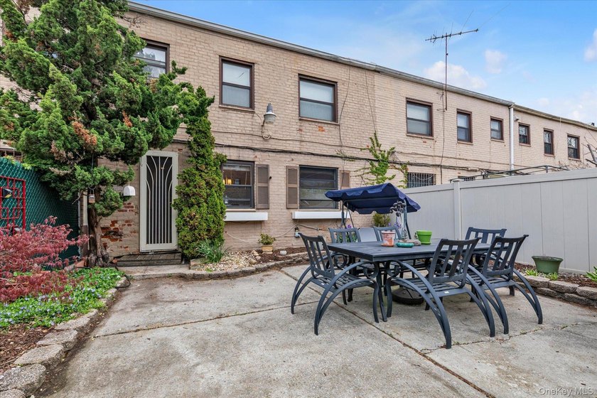 Move right into this beautifully renovated, pet-friendly - photo 11