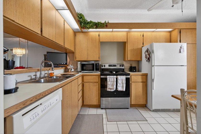 TOTALLY TURNKEY 4TH FLOOR PENTHOUSE, 2 BEDROOM/2 BATH CONDO WITH - photo 4