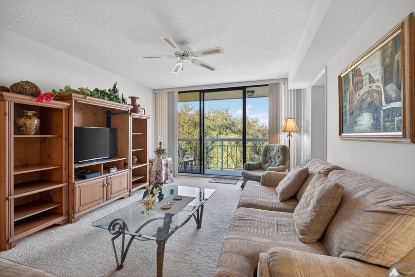 TOTALLY TURNKEY 4TH FLOOR PENTHOUSE, 2 BEDROOM/2 BATH CONDO WITH - photo 9