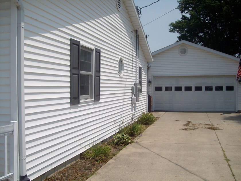 Spacious and well maintained 2 bedroom ranch sitting on a large - photo 8