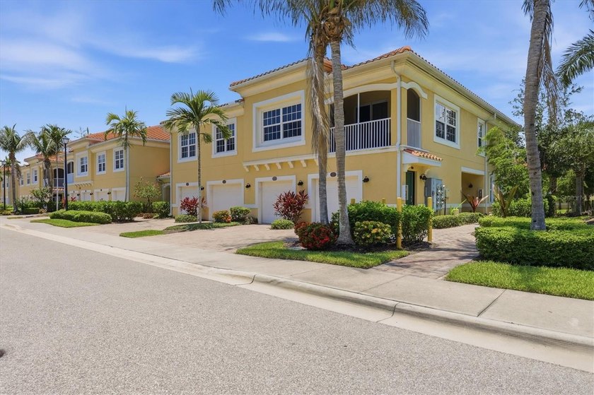 Immaculate and lightly lived-in 3BR/2BA condo in the gated - photo 31