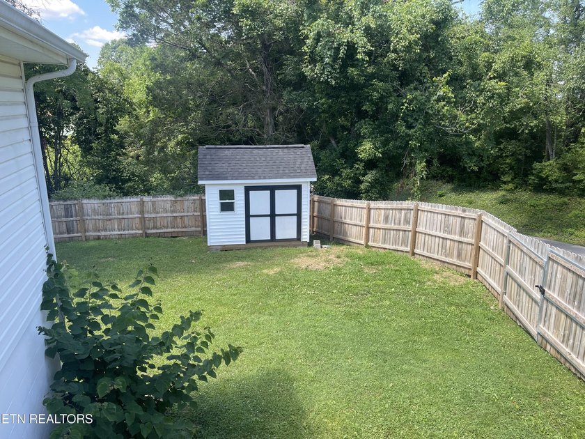 Move in ready and packed with updates! This well maintained 3 - photo 3