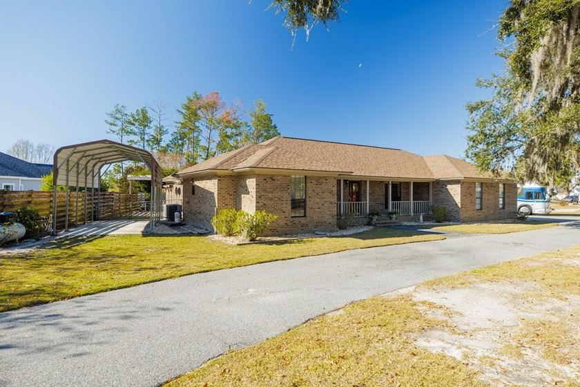 Lake Park living at its finest! This custom-built home truly - photo 3