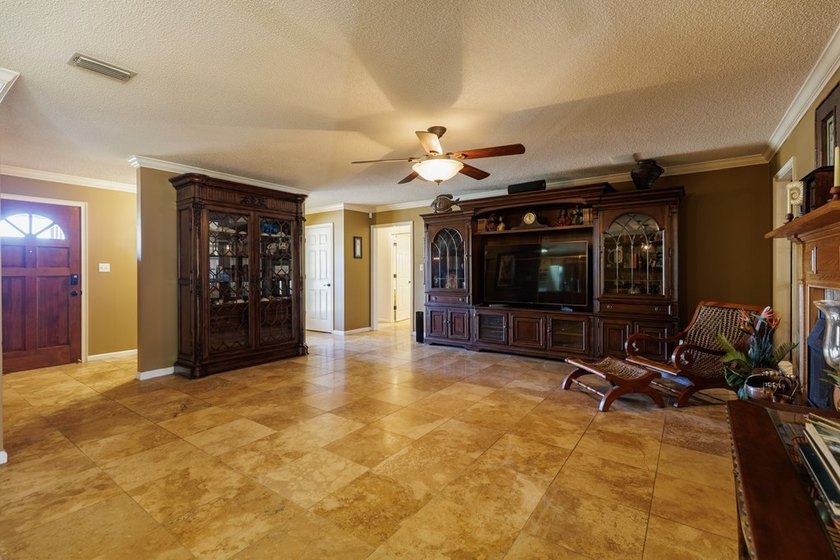 Lake Park living at its finest! This custom-built home truly - photo 6