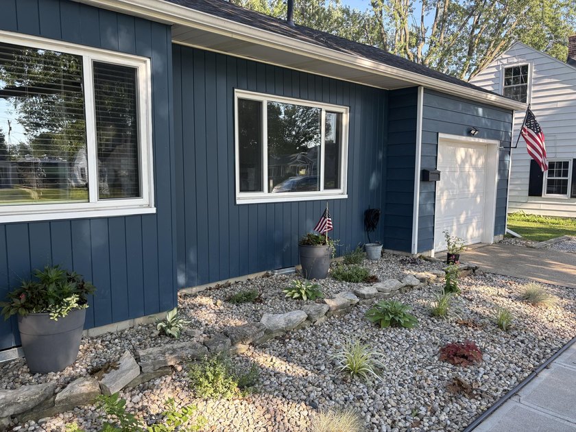 Welcome home! This beautifully updated and renovated 3 bedroom - photo 3