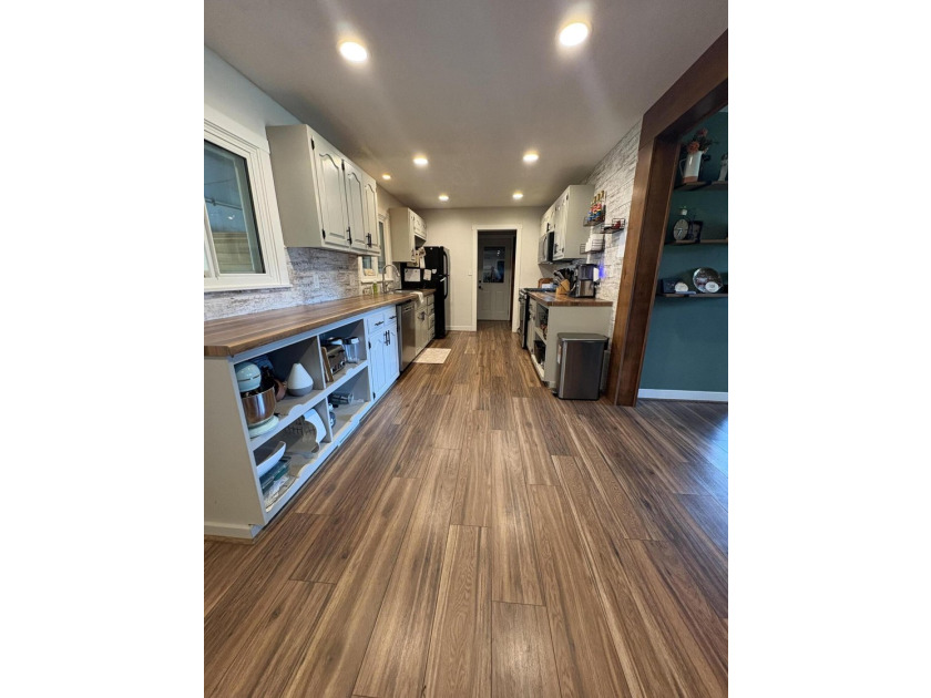 Welcome home! This beautifully updated and renovated 3 bedroom - photo 8