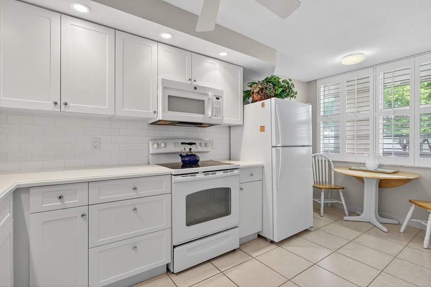 FABULOUS UPDATED 2 BEDROOM 2 BATH CONDO DIRECTLY ON THE - photo 11