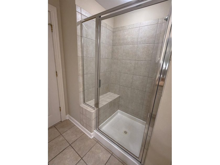 The ultimate in flexibility! This spacious three-bedroom - photo 24