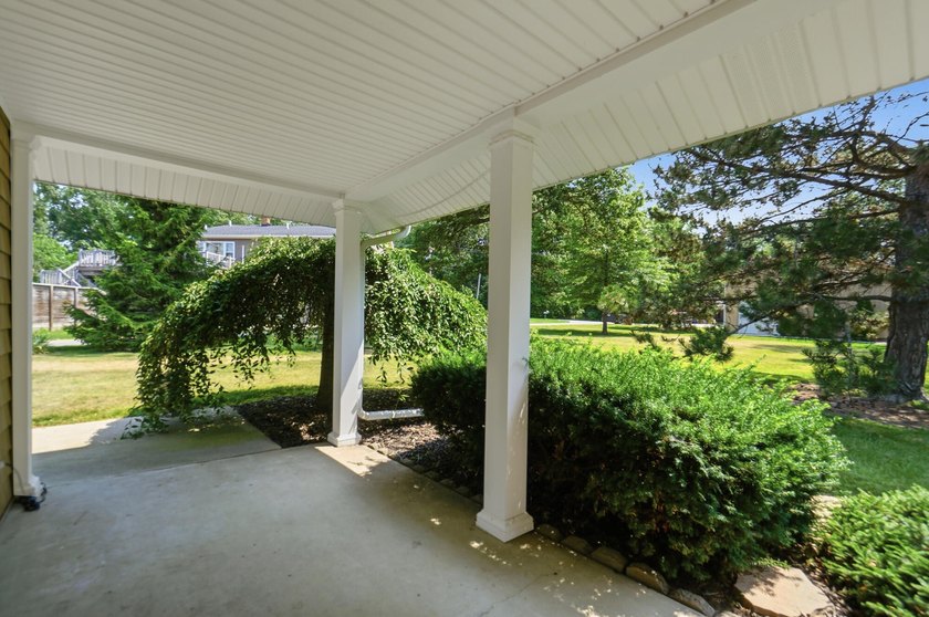 Welcome to 303 Harbor Drive in the highly sought-after Northwood - photo 6
