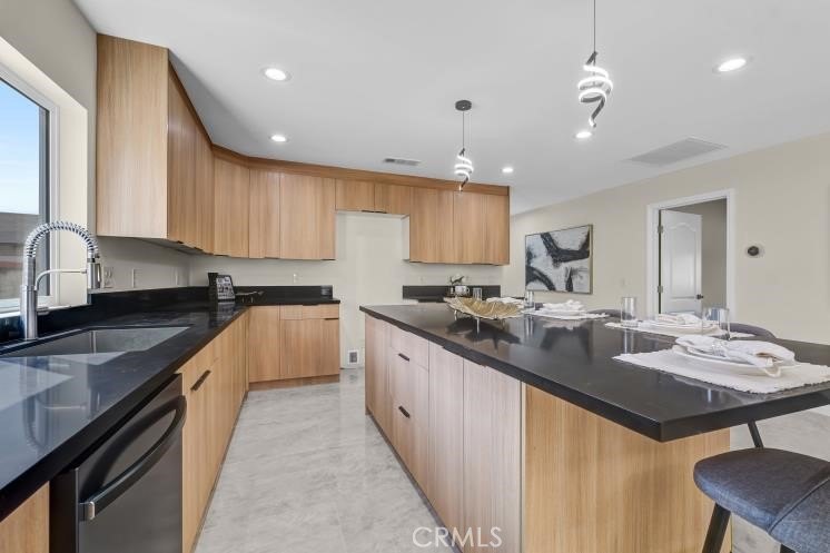 Welcome to this beautifully updated 5-bedroom, 4-bathroom home - photo 9